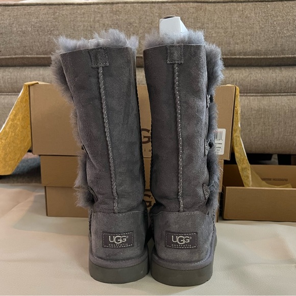 NIB KIDS AUTHENTIC UGGS K BAILEY BUTTON TRIPLET, GREY SIZE 3 - Picture 5 of 7